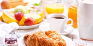 La colazione al bar costa sempre più, per cornetto e cappuccino oltre 3 euro