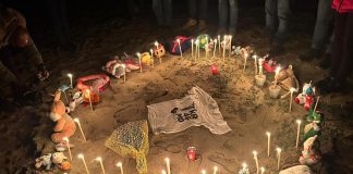 Naufragio Cutro, peluche e candele per ricordare vittime. Superstiti: “Faremo causa allo Stato”