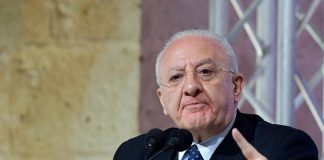 Autonomia, De Luca show: “Governo sta affossando l’Italia, pronti a barricate”
