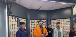 Sanremo 2024, Dargen D’Amico inaugura “Edicola Dargen”, uno spazio dove parlare di migrazioni