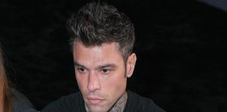 Fedez in prima fila dall’amica Donatella Versace: “Mi è molto vicina”