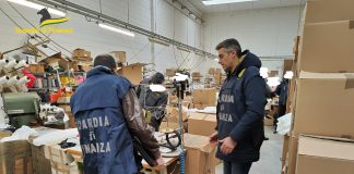 Metà dei dipendenti “in nero”: sanzione e sospensione dell’attività per un laboratorio di maglieria