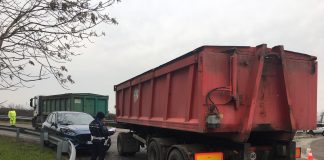 Contromano nel rondò: si schianta contro un camion