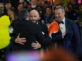 John Travolta a Sanremo 2024: da Grease al Ballo del qua qua, l’attore balla con Fiorello e Amadeus