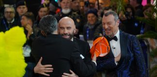 John Travolta a Sanremo 2024: da Grease al Ballo del qua qua, l’attore balla con Fiorello e Amadeus