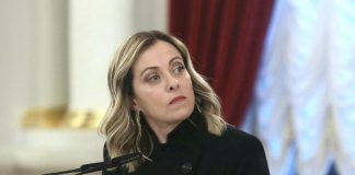 Torino, antagonisti assaltano volante. Meloni: “Pericoloso togliere sostegno a polizia”