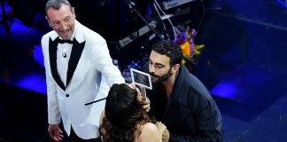 Mengoni distribuisce il ‘preserbacino’: ecco il kit a prova di Festival