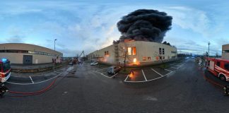 Milano, incendio in azienda materiale plastico di Trucazzano