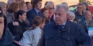 Javier Milei a Roma, fuori programma con gruppo argentini in via Conciliazione