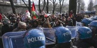 Napoli, scontri tra manifestanti pro Palestina e polizia davanti sede Rai: 10 feriti