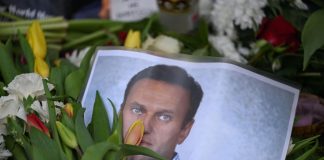 Navalny, ultimatum alla madre: “Accettare funerale segreto”. Lei rifiuta