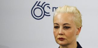 Navalny, la moglie Yulia attacca Putin: “Ha preso in ostaggio il corpo di mio marito”