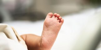 Milano, neonato abbandonato nell’androne di un condominio: accanto al bebè un biglietto