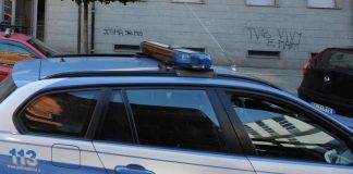 Torino, tensione sotto questura: antagonisti assaltano volante