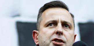 Polonia, l’avvertimento del ministro: “Prepararsi a possibile guerra con Russia”