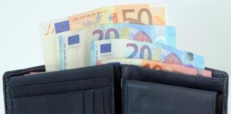 Turista perde portafoglio con 3mila euro, 36enne lo trova e lo riconsegna