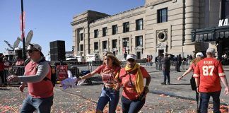 Spari alla parata del Super Bowl a Kansas City: un morto e 14 feriti
