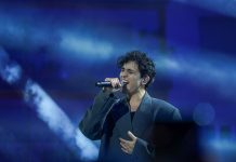 Tananai e la sua ‘Tango’ fanno cantare tutta piazza Colombo (foto)