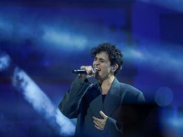 Tananai e la sua ‘Tango’ fanno cantare tutta piazza Colombo (foto)