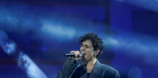 Tananai e la sua ‘Tango’ fanno cantare tutta piazza Colombo (foto)