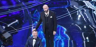 Sanremo 2024, Lucarelli sul caso Travolta: “Ecco mail azienda, prevedeva presenza su palco”