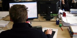 Social in ufficio, le 10 regole d’oro per i dipendenti e i rischi (che corrono)