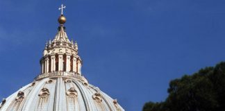 Sacramenti nulli per formule sbagliate, stretta del Papa