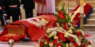 Vittorio Emanuele di Savoia, funerali in Duomo a Torino: il feretro accompagnato dal figlio