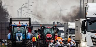 Protesta agricoltori assedia l’Europa, trattori bloccano varchi al confine tra Belgio e Olanda
