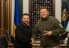 Ucraina, Zelensky ‘licenzia’ il generale Zaluzhny: “Ora cambiamo”