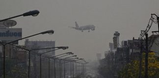 Bimba di Roma si sente male su aereo per Thailandia: “Deve essere operata”. Famiglia vuole riportarla in Italia