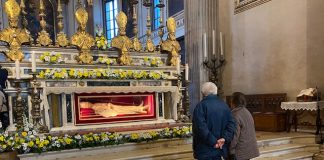 Aperta l’urna di Sant’Anselmo, tanti i mantovani che hanno reso omaggio al patrono