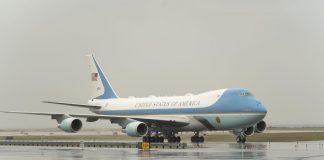 “Basta rubare dall’Air Force One”: la mail della Casa Bianca che imbarazza i giornalisti