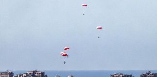 Gaza, 18 morti per raggiungere gli aiuti: 12 sono affogati. Hamas: “Basta lanci dal cielo”
