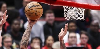 Nba, impresa Lakers a Milwaukee senza James
