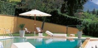 Mobili da Giardino: Eleganza e Confort al Bordo Piscina