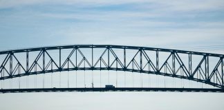Ponte crollato a Baltimora, l’enorme struttura in acciaio sull’acqua