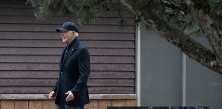 Biden e le ‘super scarpe’ per non cadere, le sneakers del presidente