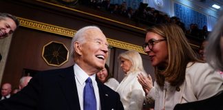 Biden e le battute sull’età durante il suo discorso: “Sono in giro da un po’…”
