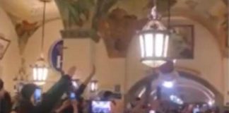 Lazio, tifosi a Monaco nella ‘birreria di Hitler’: saluti romani e cori fascisti
