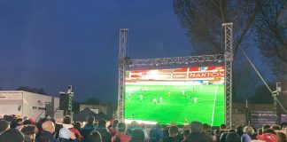 No della Lega Pro al maxischermo in piazza Sordello per Renate-Mantova