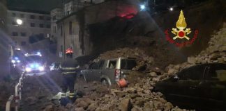 Crolla muro di tufo a Trastevere, nessun ferito ma auto sotto le macerie