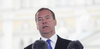 Russia, Medvedev: “Truppe Francia in Ucraina? Manderemo indietro tante bare”