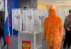 Elezioni Russia, ai seggi tra elmetti e maschere: votano Spiderman, Barbie e eroi medievali