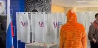 Elezioni Russia, ai seggi tra elmetti e maschere: votano Spiderman, Barbie e eroi medievali