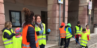 Commessaggio, bambini e adulti al lavoro per ripulire le strade dai rifiuti