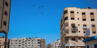 Gaza, schiacciati dai pacchi di aiuti lanciati con il paracadute: 5 morti