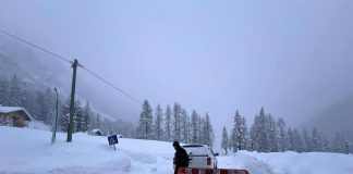Maltempo, valanghe in Val d’Aosta: migliaia di persone isolate. Allerta gialla in Lombardia