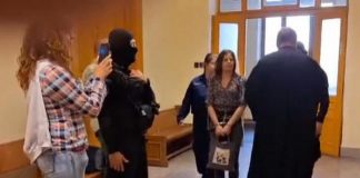 Ilaria Salis a processo a Budapest, entra in aula in catene – Video
