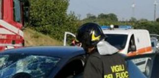 Pneumatico si stacca e colpisce auto su A1: grave una donna